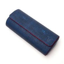 Lade das Bild in den Galerie-Viewer, Uhrengehäuse - blaues Öko-Leder, rotes Interieur
