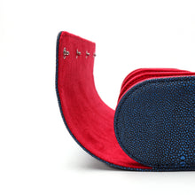 Lade das Bild in den Galerie-Viewer, Uhrengehäuse - blaues Öko-Leder, rotes Interieur
